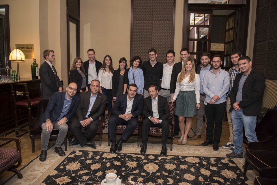 O Τσίπρας έβγαλε και selfie στο Ισραήλ -Με νέους που συνάντησε [εικόνες] | iefimerida.gr 2