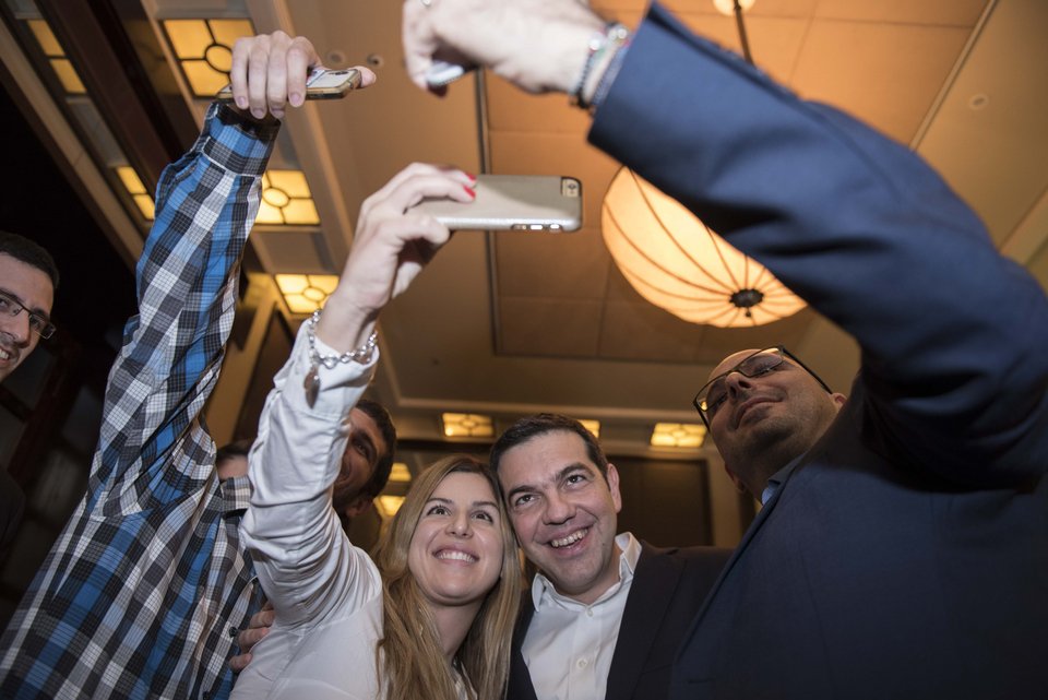 O Τσίπρας έβγαλε και selfie στο Ισραήλ -Με νέους που συνάντησε [εικόνες] | iefimerida.gr 3