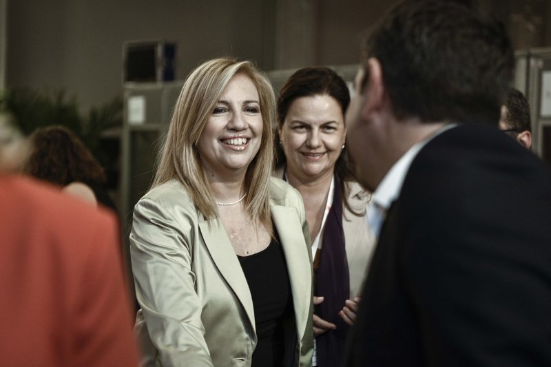 Χαμόγελα και θερμή χειραψία Τσίπρα-Γεννηματά σε... ουδέτερο έδαφος [εικόνες] | iefimerida.gr 2