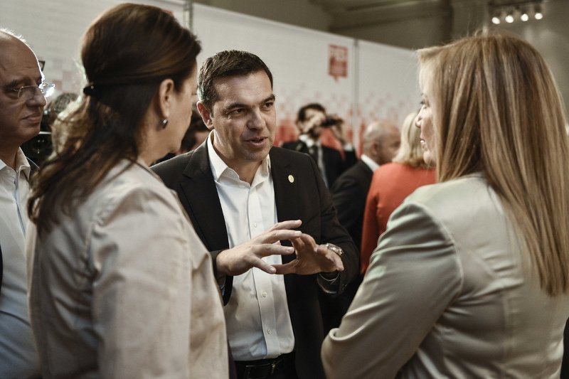 Χαμόγελα και θερμή χειραψία Τσίπρα-Γεννηματά σε... ουδέτερο έδαφος [εικόνες] | iefimerida.gr 0