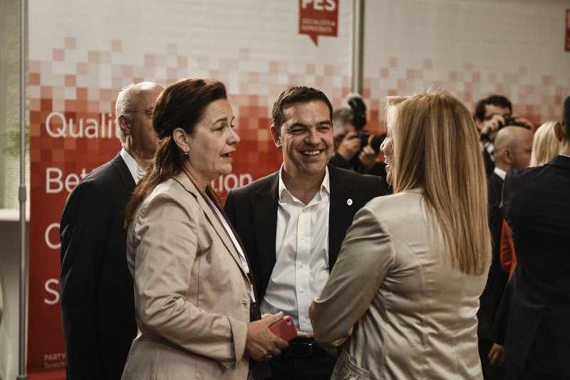 Χαμόγελα και θερμή χειραψία Τσίπρα-Γεννηματά σε... ουδέτερο έδαφος [εικόνες] | iefimerida.gr 1