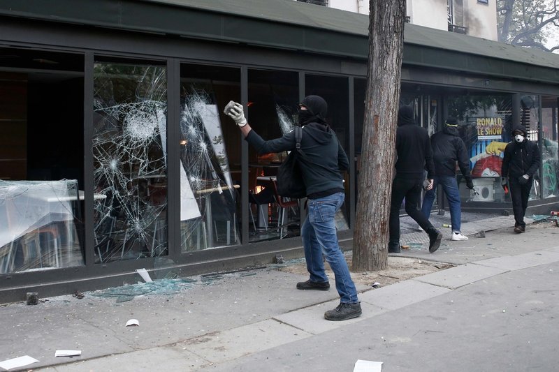 Παρίσι: Αγριες συγκρούσεις αστυνομίας και Black Blocs μετά την πορεία για την Πρωτομαγιά [εικόνες & βίντεο] | iefimerida.gr 9