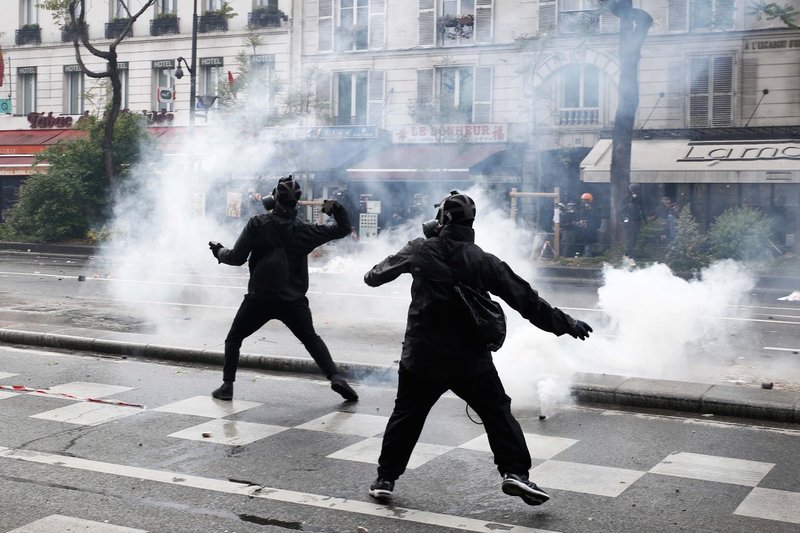 Παρίσι: Αγριες συγκρούσεις αστυνομίας και Black Blocs μετά την πορεία για την Πρωτομαγιά [εικόνες & βίντεο] | iefimerida.gr 11