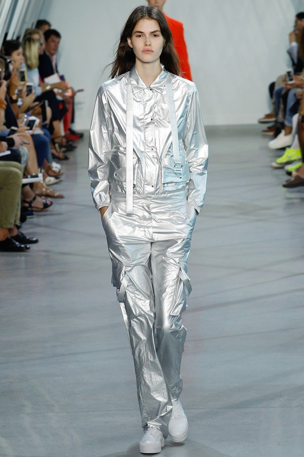 Μόδα με έμπνευση από το διάστημα -Το ασημί είναι το χρώμα της άνοιξης [εικόνες] | iefimerida.gr 8