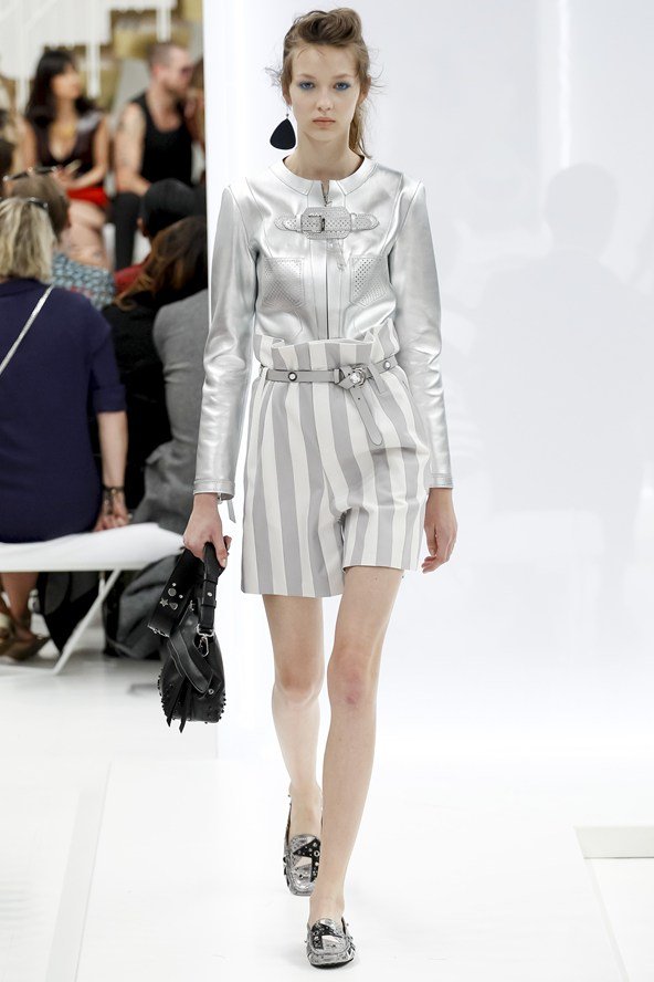 Μόδα με έμπνευση από το διάστημα -Το ασημί είναι το χρώμα της άνοιξης [εικόνες] | iefimerida.gr 6