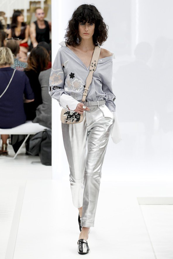 Μόδα με έμπνευση από το διάστημα -Το ασημί είναι το χρώμα της άνοιξης [εικόνες] | iefimerida.gr 5