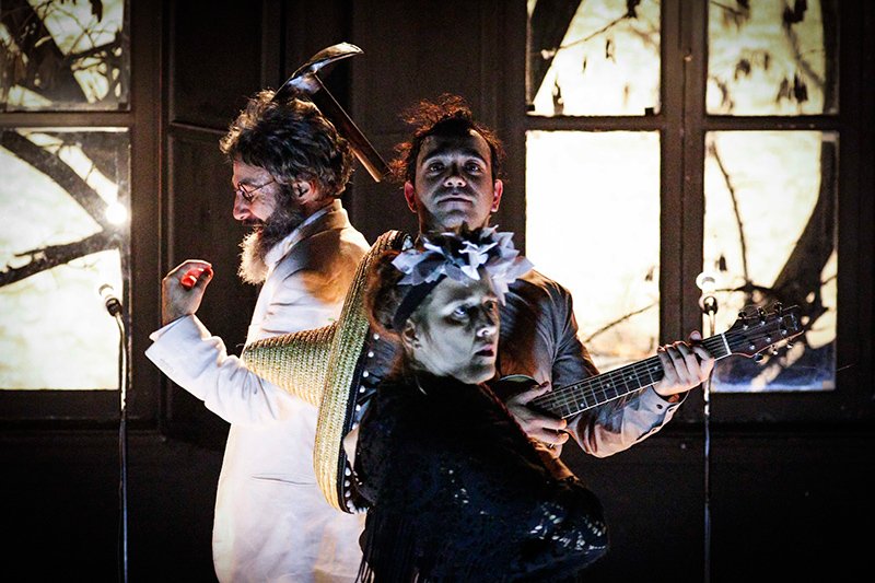 Ο Φίλιπ Γκλας αγοράζει μια φραντζόλα ψωμί – Κάθε Δευτέρα και Τρίτη στο Γκάζι [εικόνες] | iefimerida.gr 4