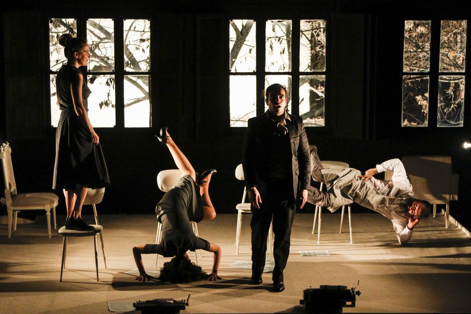 Ο Φίλιπ Γκλας αγοράζει μια φραντζόλα ψωμί – Κάθε Δευτέρα και Τρίτη στο Γκάζι [εικόνες] | iefimerida.gr 2