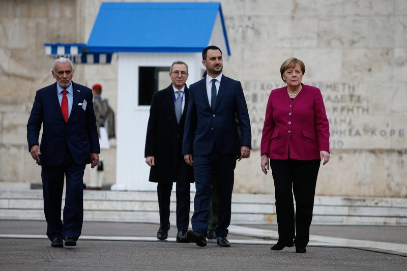 Το μυστήριο με το σακάκι της Ανγκελα Μέρκελ -Γιατί άλλοι το βλέπουν κόκκινο, άλλοι φούξια και άλλοι μοβ [εικόνες] | iefimerida.gr 1