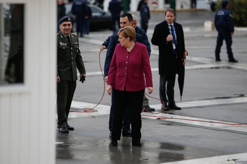 Η Μέρκελ στο μνημείο του Αγνωστου Στρατιώτη