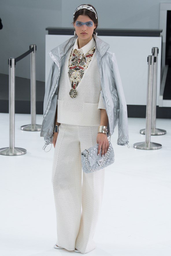 Μόδα με έμπνευση από το διάστημα -Το ασημί είναι το χρώμα της άνοιξης [εικόνες] | iefimerida.gr 0