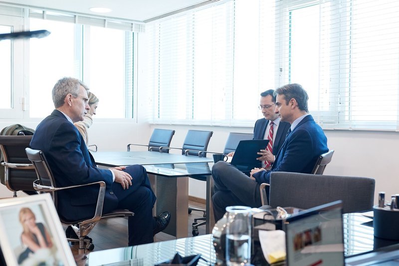 Mε τον πρέσβη των ΗΠΑ συναντήθηκε ο Μητσοτάκης -Συζήτησαν για το Σκοπιανό [εικόνες] | iefimerida.gr 2