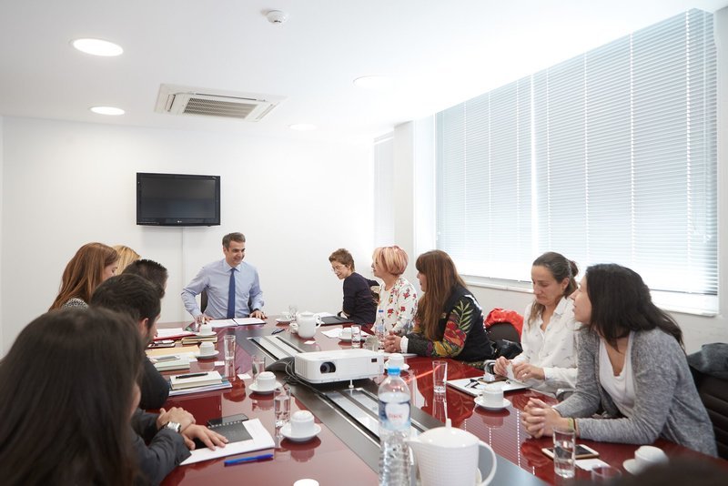 Με εκπροσώπους φιλοζωικών συναντήθηκε ο Μητσοτάκης: Διάλογος από μηδενική βάση [εικόνες] | iefimerida.gr 1