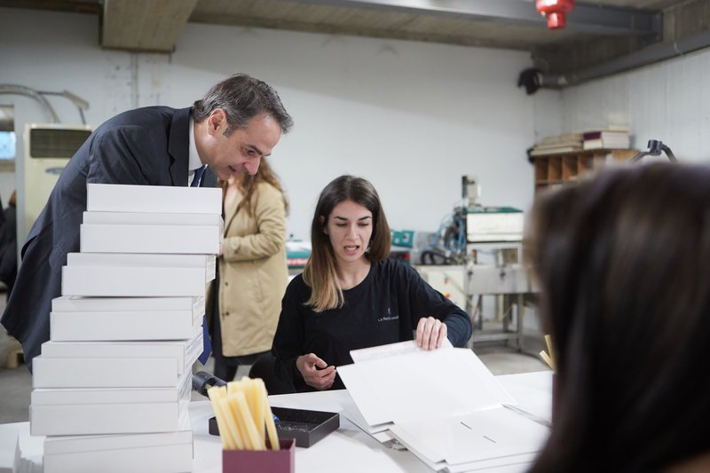 Σε επιχείρηση γυναικών στα Ανω Λιόσια, ο Μητσοτάκης -Ημέρα της Γυναίκας [εικόνες] | iefimerida.gr 8