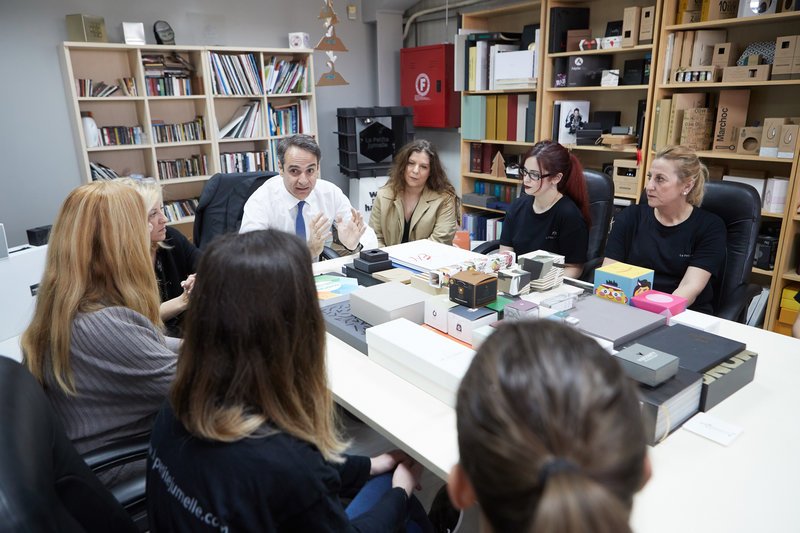 Σε επιχείρηση γυναικών στα Ανω Λιόσια, ο Μητσοτάκης -Ημέρα της Γυναίκας [εικόνες] | iefimerida.gr 3