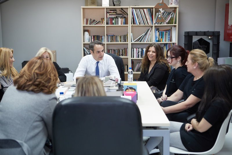 Σε επιχείρηση γυναικών στα Ανω Λιόσια, ο Μητσοτάκης -Ημέρα της Γυναίκας [εικόνες] | iefimerida.gr 1