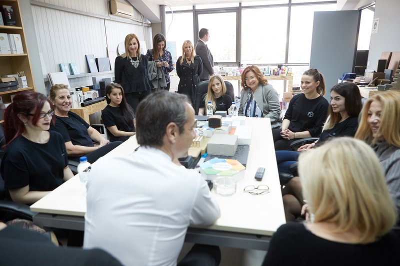 Σε επιχείρηση γυναικών στα Ανω Λιόσια, ο Μητσοτάκης -Ημέρα της Γυναίκας [εικόνες] | iefimerida.gr 0