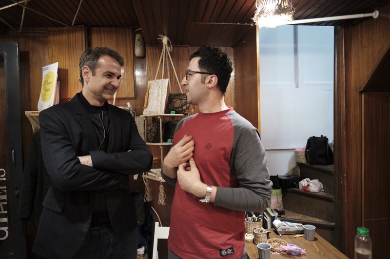 Ο Μητσοτάκης στη στοά Εμπόρων στην Αθήνα: «Ψήφιζα ανέκαθεν ΣΥΡΙΖΑ, τώρα θα στηρίξω ΝΔ» | iefimerida.gr 4