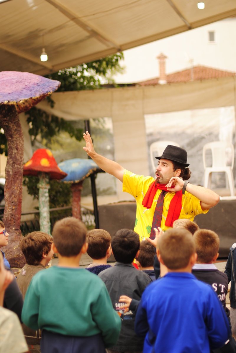 Η ομάδα του Magic Castle Entertainment εχει αναλάβει τη διασκέδαση των παιδιών