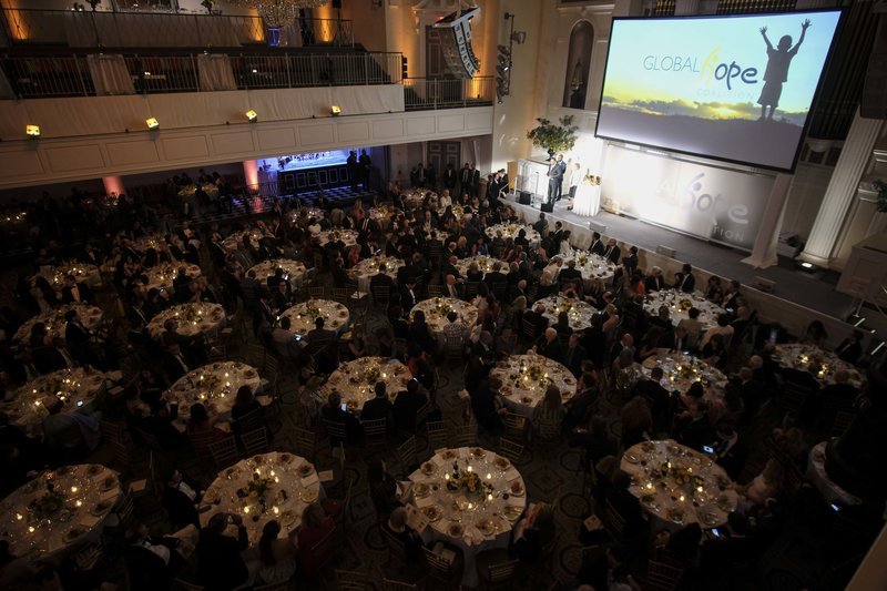 Νέα εμφάνιση της Περιστέρας Μπαζιάνα στη Νέα Υόρκη -Με λευκό κοστούμι [εικόνες] | iefimerida.gr 2