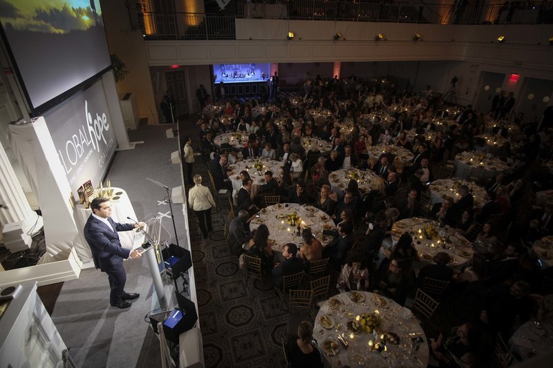 Νέα εμφάνιση της Περιστέρας Μπαζιάνα στη Νέα Υόρκη -Με λευκό κοστούμι [εικόνες] | iefimerida.gr 1