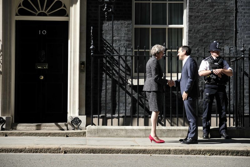 Ο Τσίπρας στην Ντάουνινγκ Στριτ -Τα κόκκινα γοβάκια της Τερέζα Μέι, ο σφιγμένος πρωθυπουργός [εικόνες] | iefimerida.gr 0