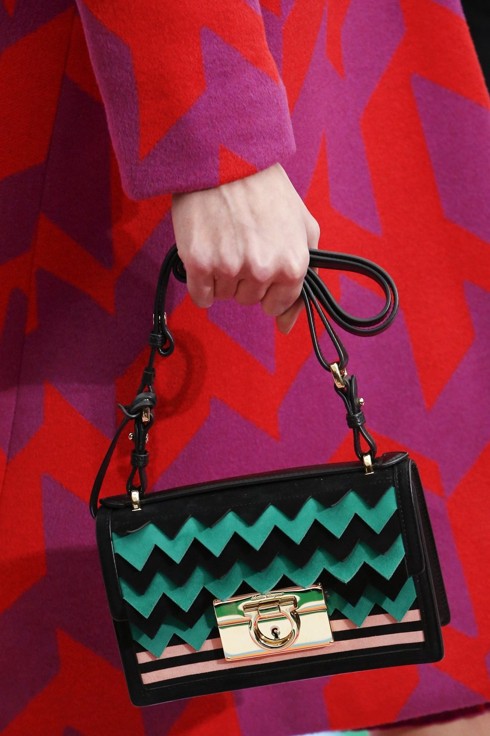 Γιατί ο Ferragamo βάζει μικροτσίπ στα τακούνια και στις τσάντες του -Στη νέα συλλογή fall/winter 2016 [εικόνες] | iefimerida.gr 3