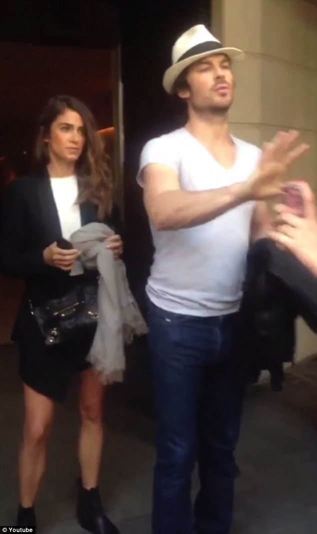 Σνομπ σταρ αρνήθηκε να φωτογραφηθεί με φαν του και αυτή ξέσπασε σε κλάματα [εικόνες & βίντεο] | iefimerida.gr 0