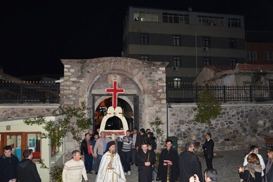 Σε κλίμα συγκίνησης η «πρώτη» Ανάσταση στον Αγιο Βουκόλο της Σμύρνης [εικόνες] | iefimerida.gr 2