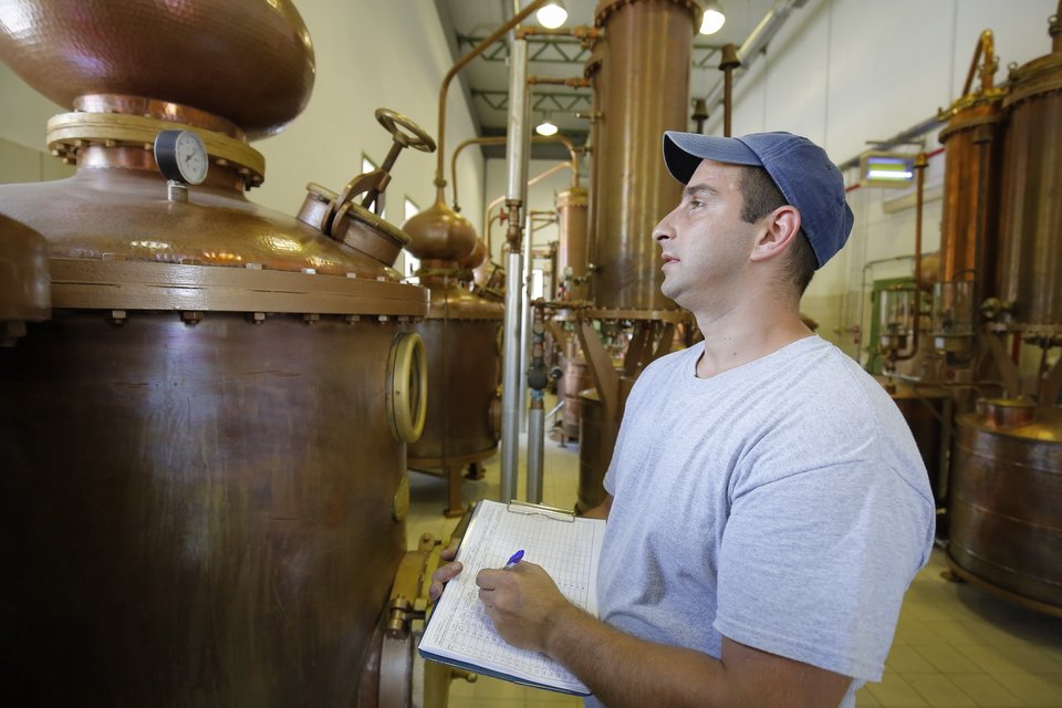 Ούζο Πλωμαρίου Ισίδωρου Αρβανίτου: Ανοίγει τις πύλες του αποστακτηρίου του και μας προσκαλεί στο Μουσείο Ούζου | iefimerida.gr 3