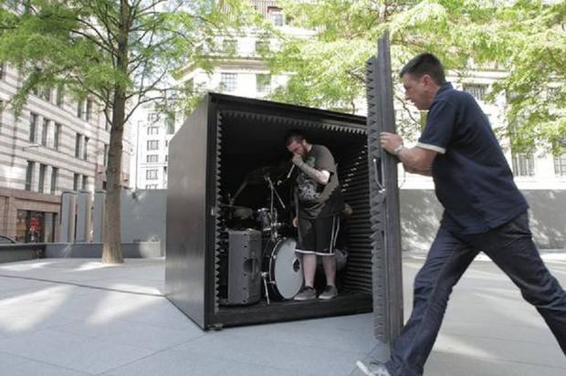 Συγκρότημα θα παίζει μουσική σε ένα αεροστεγές ηχομονωμένο κουτί μέχρι να τελειώσει το οξυγόνο [εικόνες] | iefimerida.gr 0