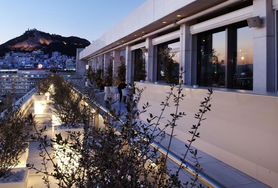 Το μπαρ στην ταράτσα της Αθήνας που βρίσκεται στα 10 καλύτερα του κόσμου -Η Ακρόπολη στο πιάτο, θέα ως τον Πειραιά [εικόνες] | iefimerida.gr 12