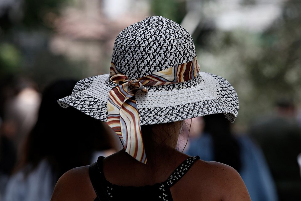 Με 40 βαθμούς στην Αθήνα -Καμίνι η πόλη, σε συντριβάνια και πάρκα οι Αθηναίοι [εικόνες] | iefimerida.gr 4