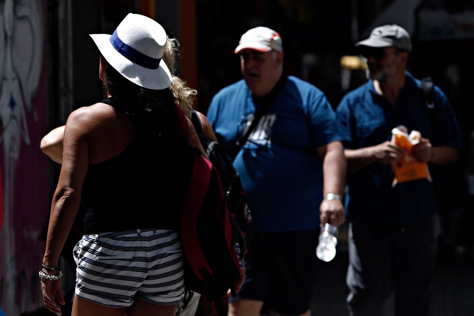 Με 40 βαθμούς στην Αθήνα -Καμίνι η πόλη, σε συντριβάνια και πάρκα οι Αθηναίοι [εικόνες] | iefimerida.gr 9