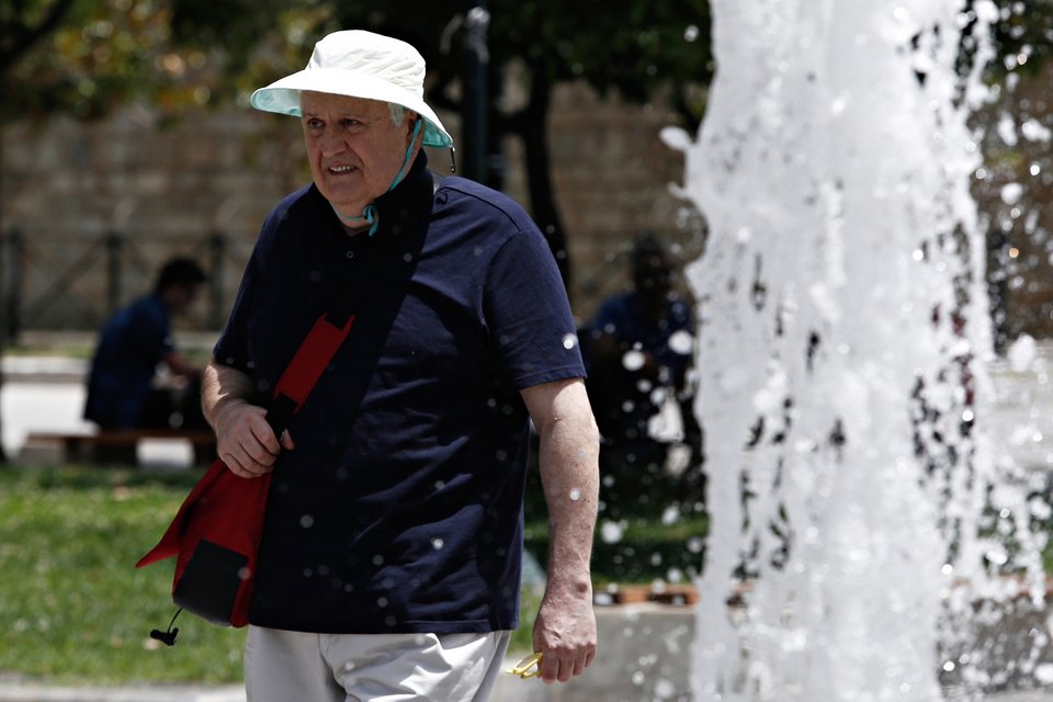 Με 40 βαθμούς στην Αθήνα -Καμίνι η πόλη, σε συντριβάνια και πάρκα οι Αθηναίοι [εικόνες] | iefimerida.gr 10