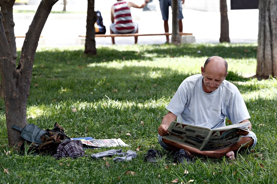 Με 40 βαθμούς στην Αθήνα -Καμίνι η πόλη, σε συντριβάνια και πάρκα οι Αθηναίοι [εικόνες] | iefimerida.gr 1