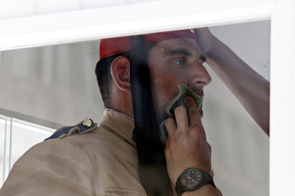 Με 40 βαθμούς στην Αθήνα -Καμίνι η πόλη, σε συντριβάνια και πάρκα οι Αθηναίοι [εικόνες] | iefimerida.gr 2