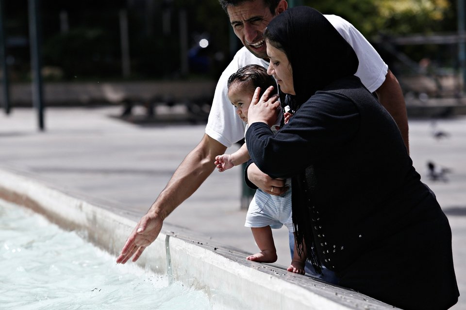 Με 40 βαθμούς στην Αθήνα -Καμίνι η πόλη, σε συντριβάνια και πάρκα οι Αθηναίοι [εικόνες] | iefimerida.gr 5