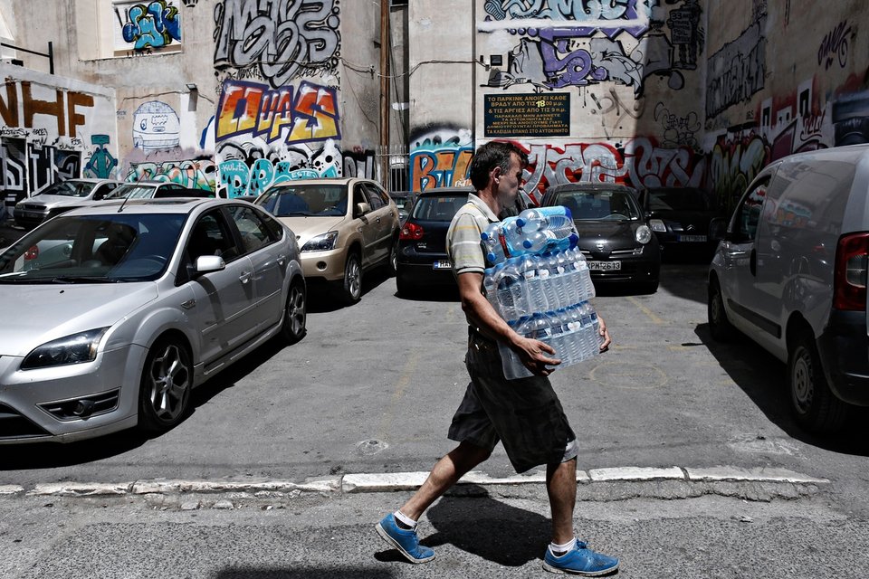 Με 40 βαθμούς στην Αθήνα -Καμίνι η πόλη, σε συντριβάνια και πάρκα οι Αθηναίοι [εικόνες] | iefimerida.gr 3