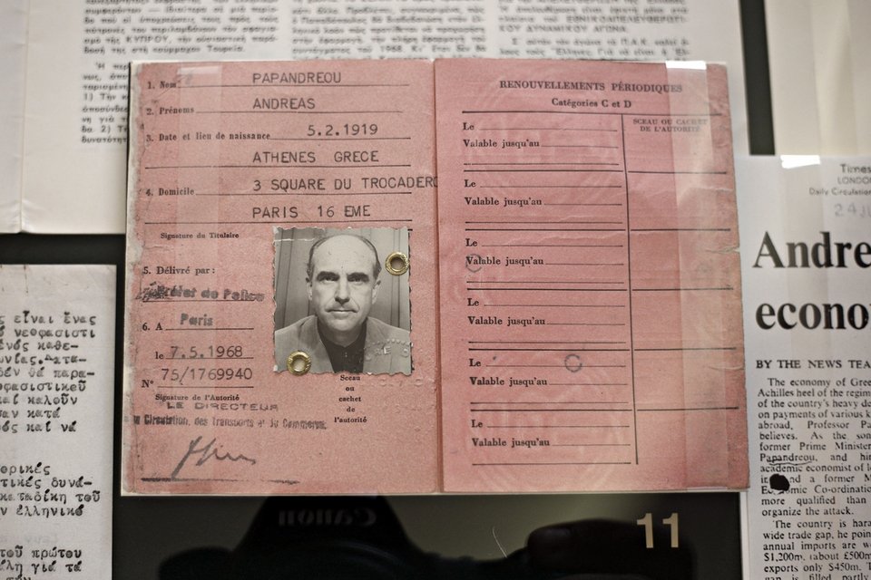 Τα χαμογελαστά ενσταντανέ Τσίπρα-Παπανδρέου στην έκθεση για τον Ανδρέα [εικόνες] | iefimerida.gr 6