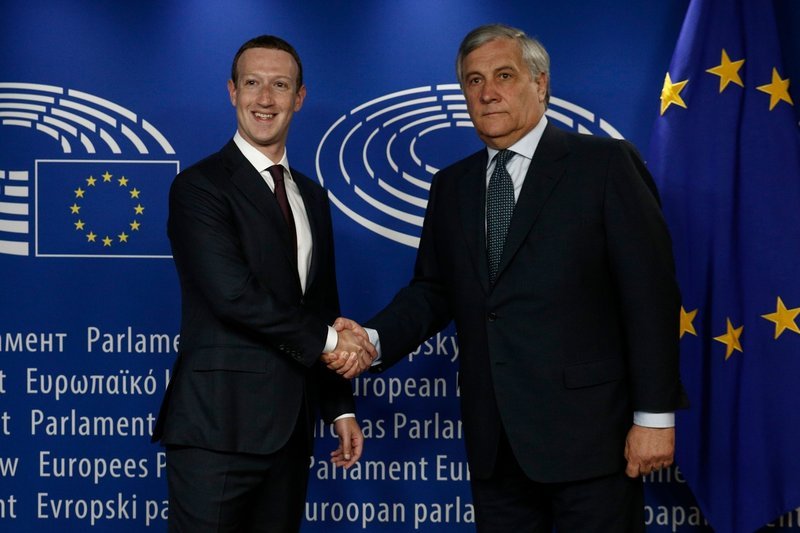 Ο διευθύνων σύμβουλος και συνιδρυτής του Facebook, Μαρκ Ζάκερμπεργκ με τον πρόεδρο του Ευρωπαϊκού Κοινοβουλίου Αντόνιο Ταγιάνι