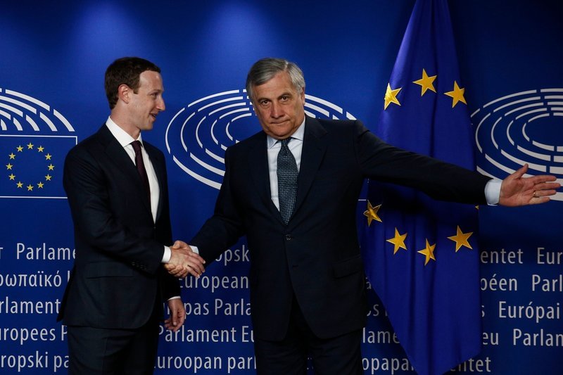 Ο διευθύνων σύμβουλος και συνιδρυτής του Facebook, Μαρκ Ζάκερμπεργκ με τον πρόεδρο του Ευρωπαϊκού Κοινοβουλίου Αντόνιο Ταγιάνι