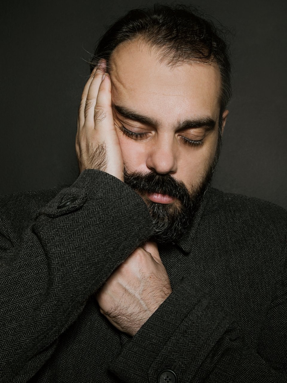 Ο πορτρετίστας της Αθήνας στον οποίο όλοι απλά παραδίδονται και ποζάρουν -Εκθεση με πρόσωπα έκπληξη [εικόνες] | iefimerida.gr 4