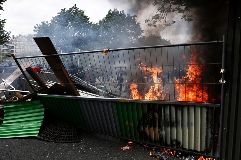 Παρίσι: Αγριες συγκρούσεις αστυνομίας και Black Blocs μετά την πορεία για την Πρωτομαγιά [εικόνες & βίντεο] | iefimerida.gr 12