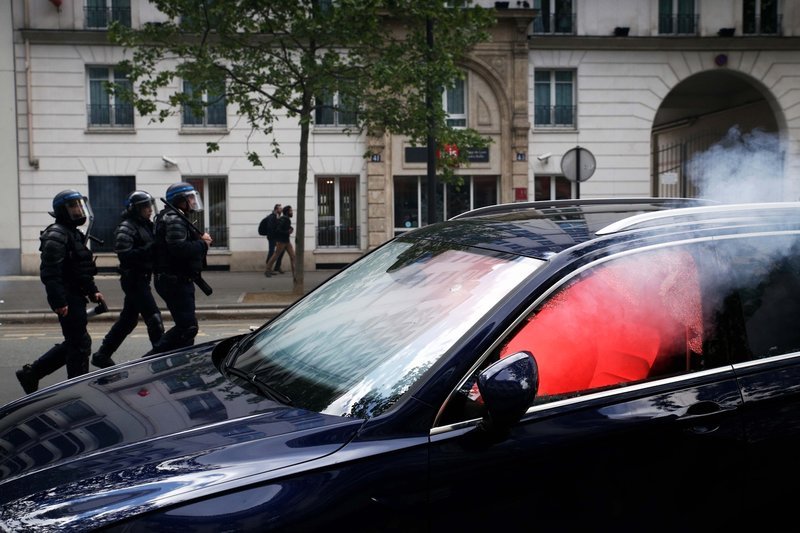 Παρίσι: Αγριες συγκρούσεις αστυνομίας και Black Blocs μετά την πορεία για την Πρωτομαγιά [εικόνες & βίντεο] | iefimerida.gr 13