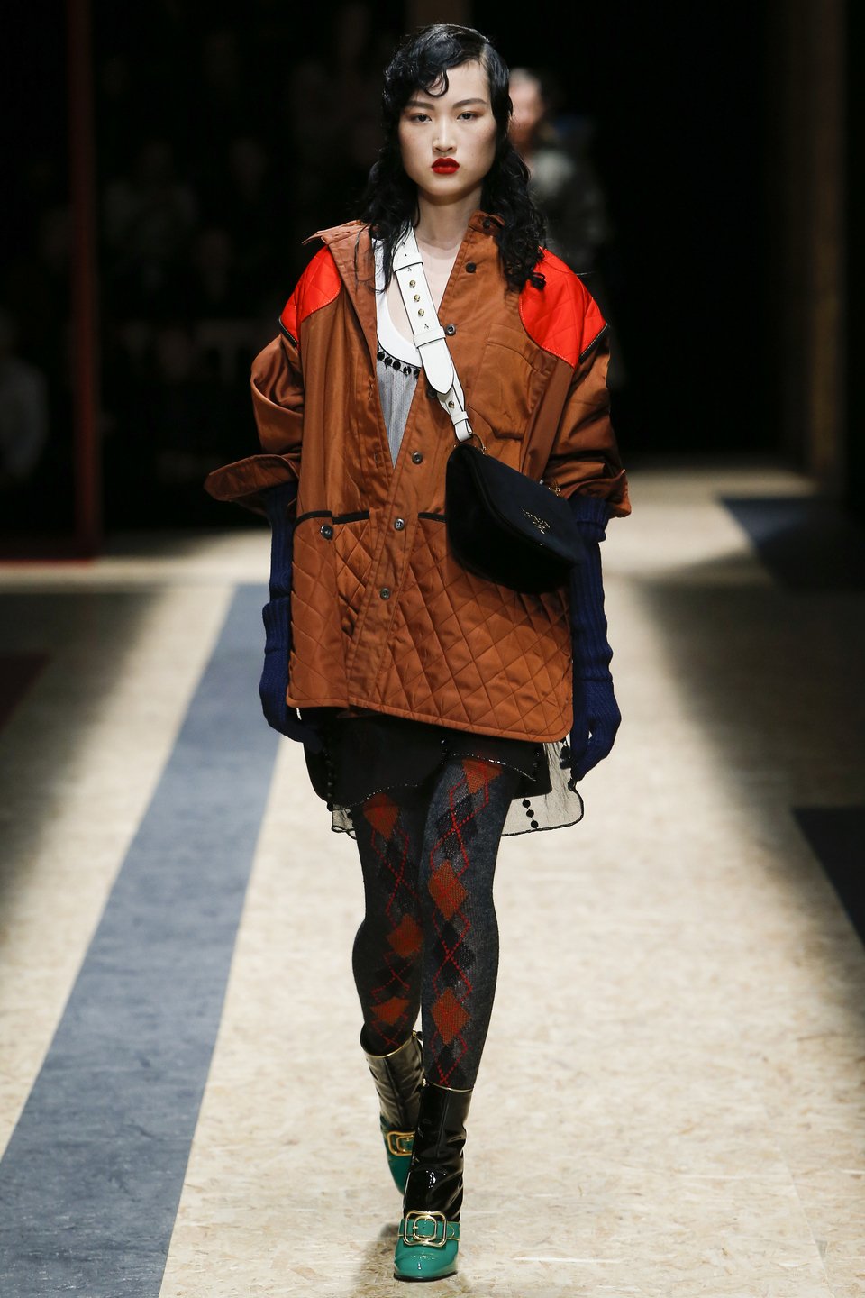 Μιούτσια Πράντα: Υπάρχουν 2 κατηγορίες γυναικών -Τι φορά η κάθε μια [εικόνες] | iefimerida.gr 3