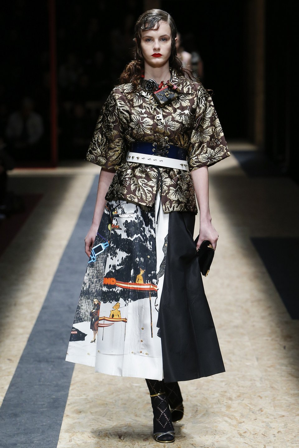 Μιούτσια Πράντα: Υπάρχουν 2 κατηγορίες γυναικών -Τι φορά η κάθε μια [εικόνες] | iefimerida.gr 4