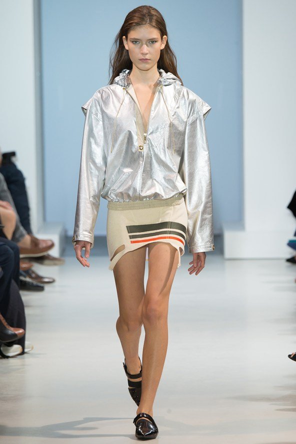 Μόδα με έμπνευση από το διάστημα -Το ασημί είναι το χρώμα της άνοιξης [εικόνες] | iefimerida.gr 12