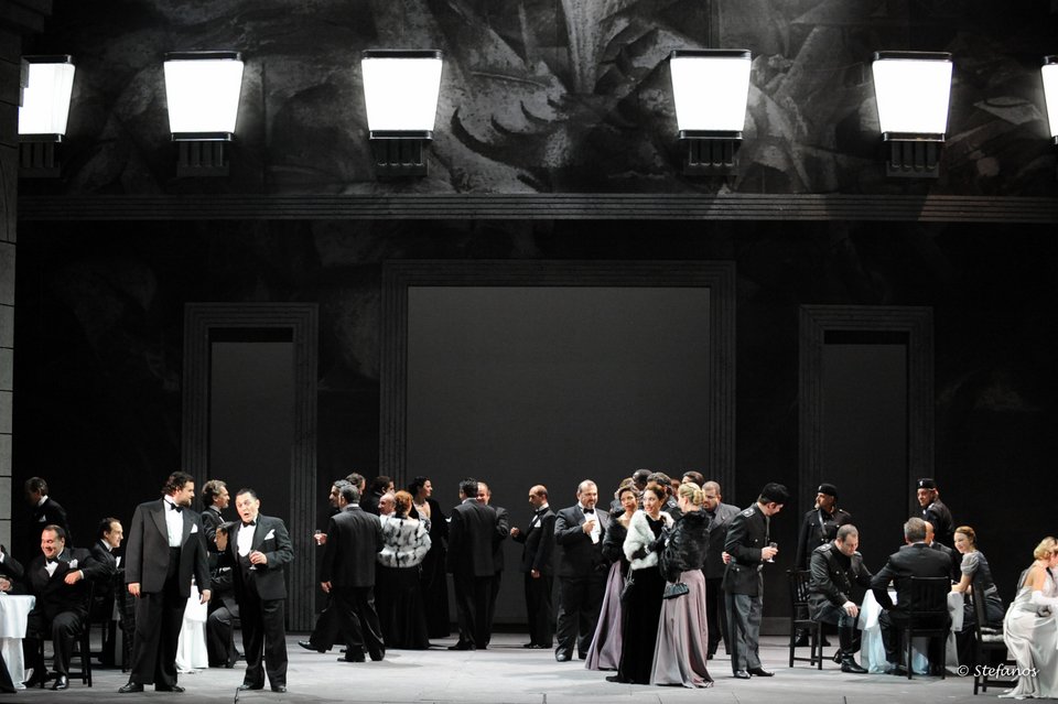 Ο δημοφιλής Ριγολέττος και το αλαζονικό περιβάλλον του Δούκα ζωντανεύουν στην εποχή του Μουσολίνι [βίντεο] | iefimerida.gr 5