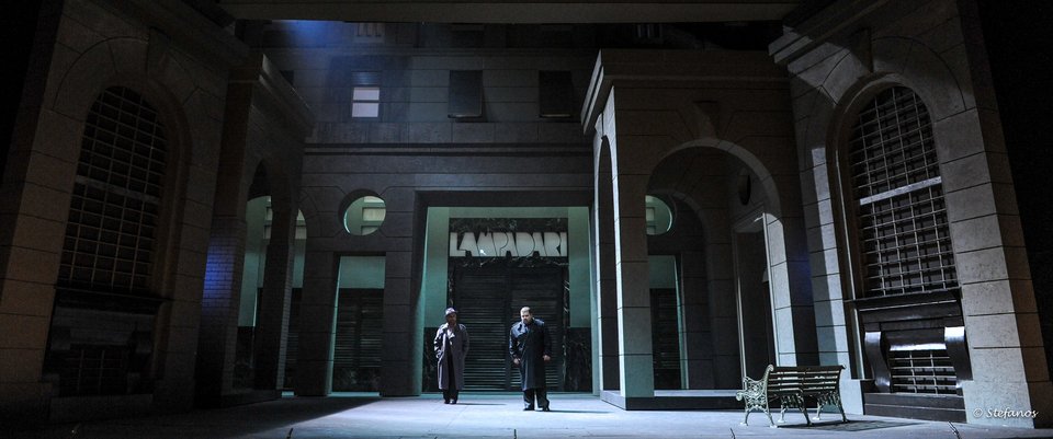 Ο δημοφιλής Ριγολέττος και το αλαζονικό περιβάλλον του Δούκα ζωντανεύουν στην εποχή του Μουσολίνι [βίντεο] | iefimerida.gr 0